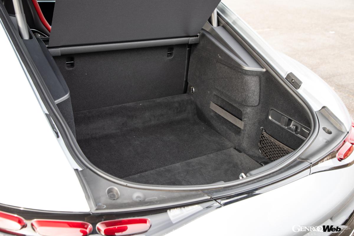 ラゲッジルームの容量は321L。オプションの+2シートを選択すると675Lに拡大することができるという。