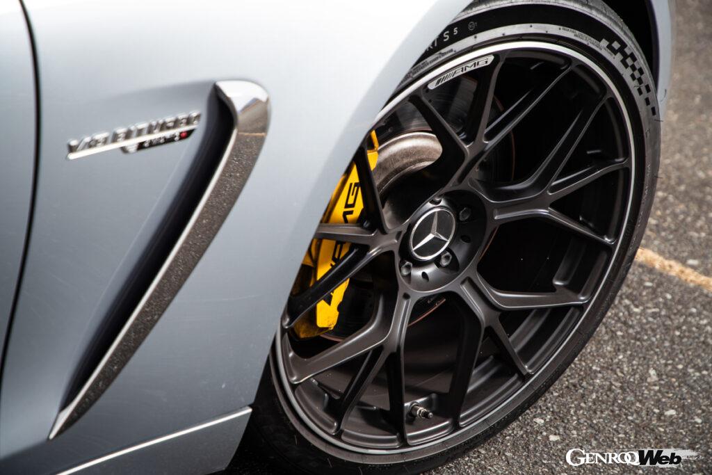 21インチ鍛造アルミホイールを装備。