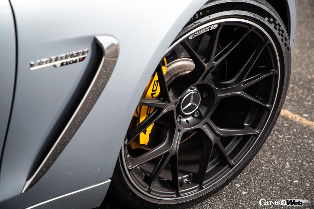 21インチ鍛造アルミホイールを装備。