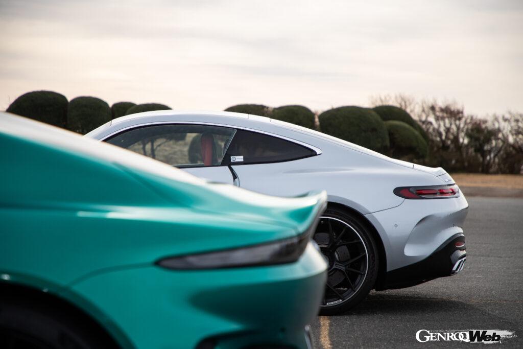 アストンマーティン ヴァンテージ(前)とメルセデスAMG GTクーペ。