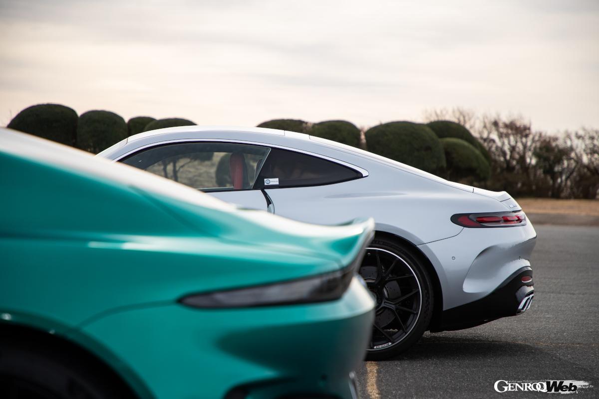 アストンマーティン ヴァンテージ（前）とメルセデスAMG GTクーペ。