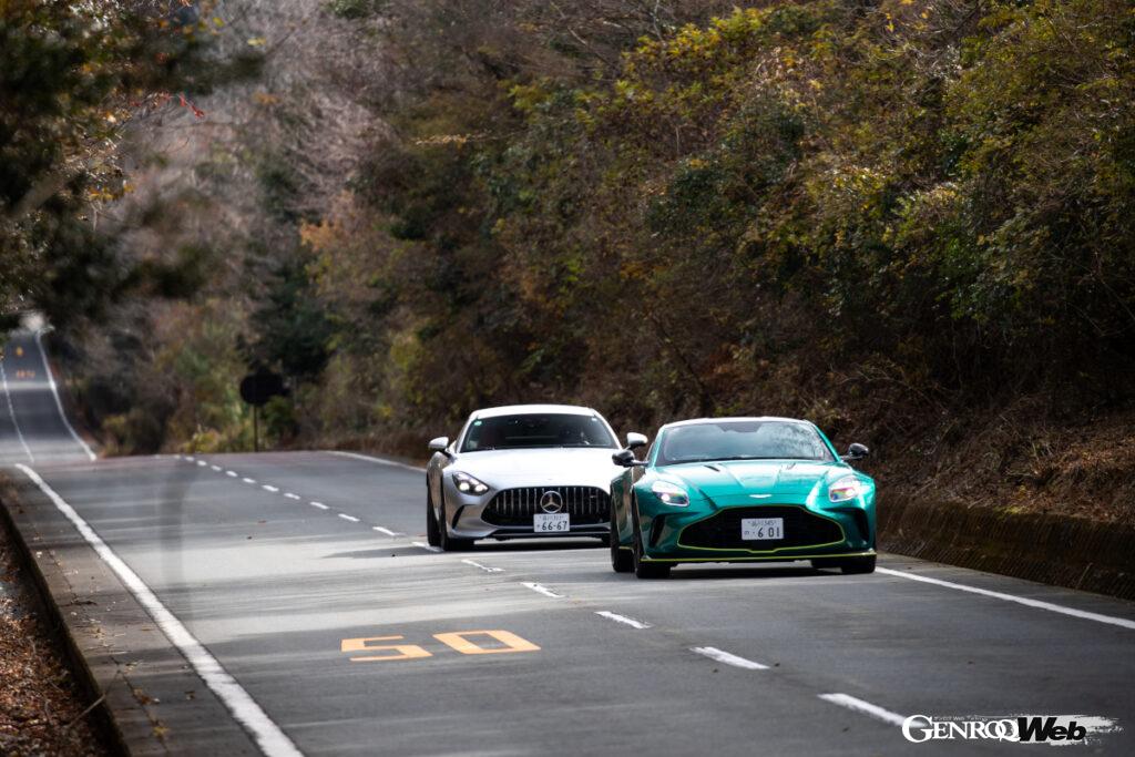 アストンマーティン ヴァンテージ（前）とメルセデスAMG GTクーペ。