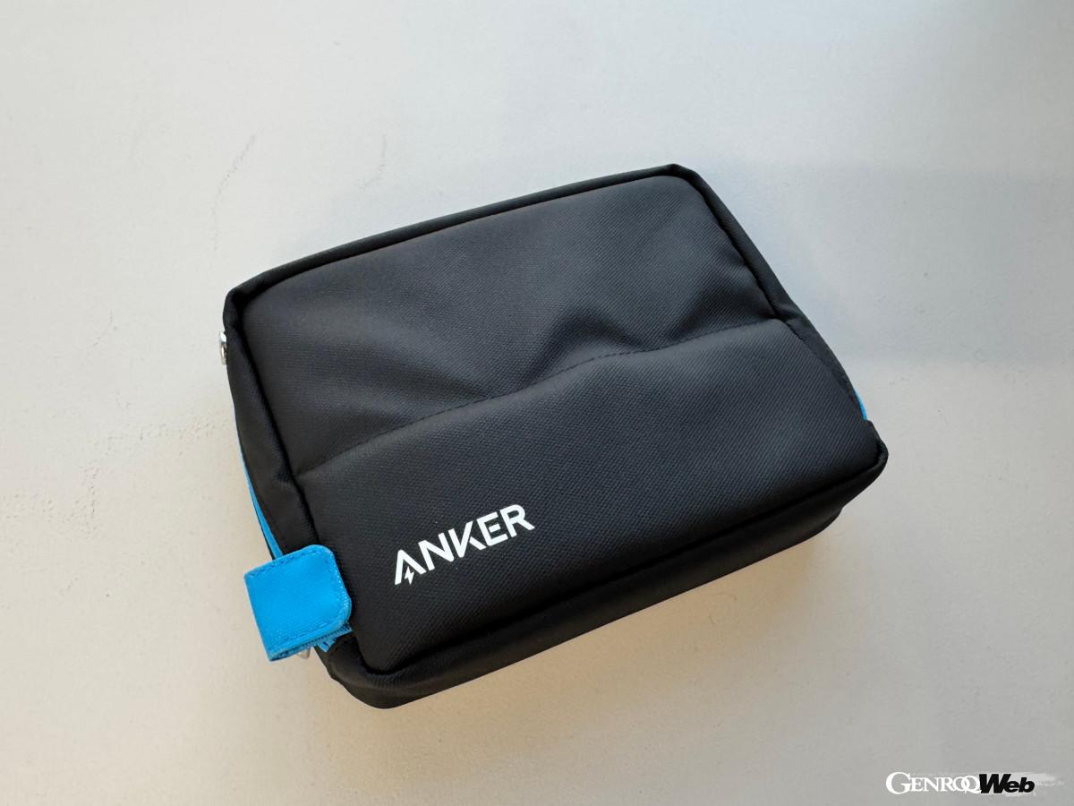 23cm×16cm×5cm、重さ165gと実にコンパクトで軽量な本製品。手触りもコーティングが施されていて、とってもいいんです。