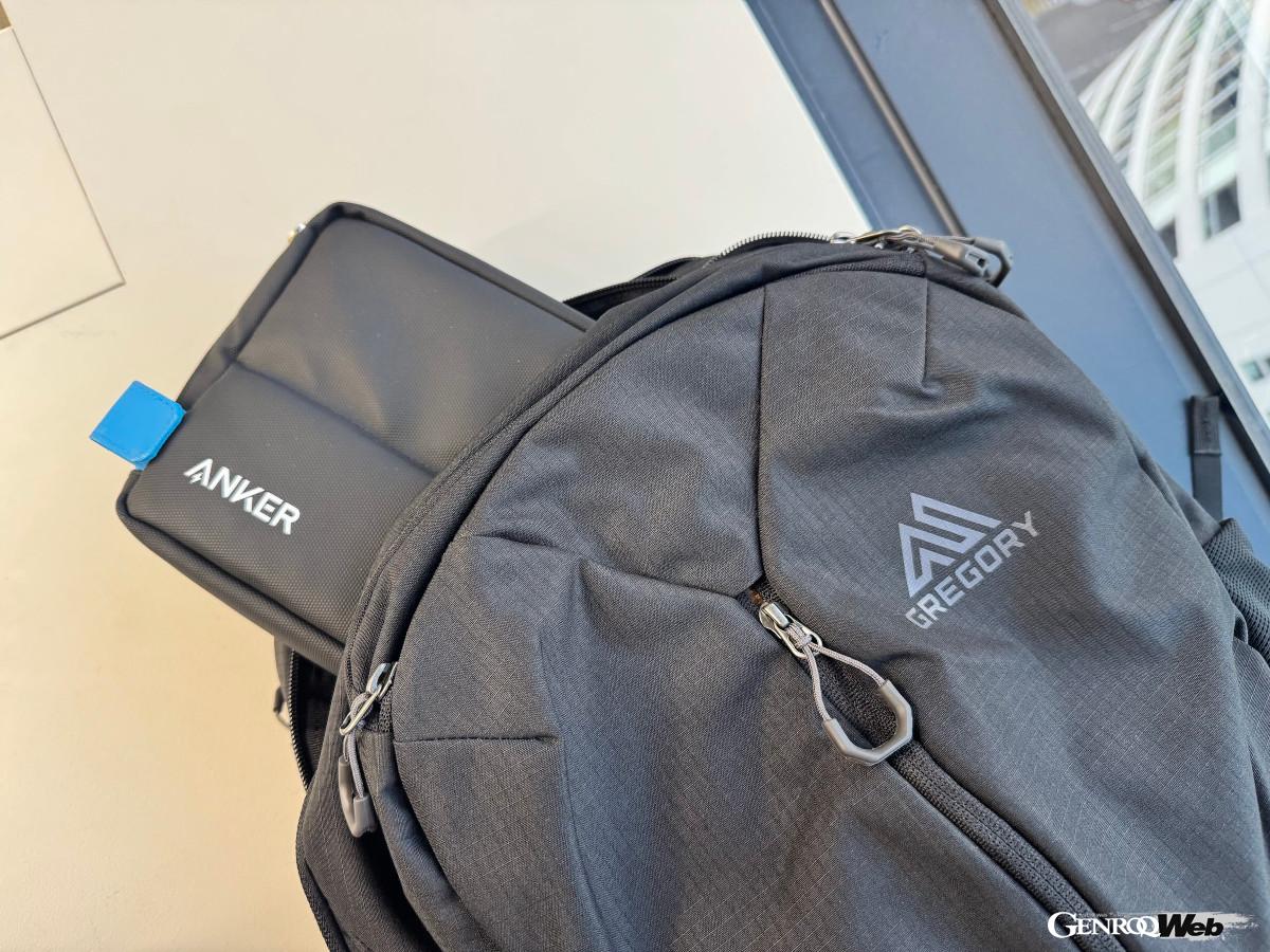 厚さ5cmと薄いのでバックパックにもすっぽりと入ってしまいます。いやーほんとに楽なんですよね。裏面はiPad miniやB5ハーフサイズのノートがぴったりと収納可能。