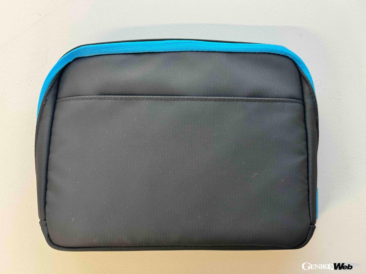 厚さ5cmと薄いのでバックパックにもすっぽりと入ってしまいます。いやーほんとに楽なんですよね。裏面はiPad miniやB5ハーフサイズのノートがぴったりと収納可能。