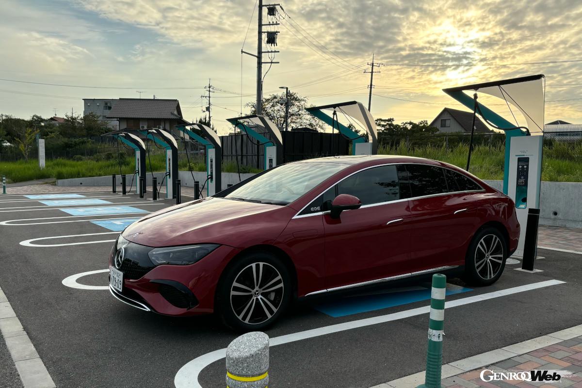 夜が明ける頃、吉備SAで充電。ここも90kW急速充電が6基あります。