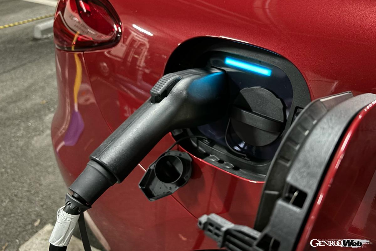 鹿児島で初の普通充電。左側の充電口を使います。