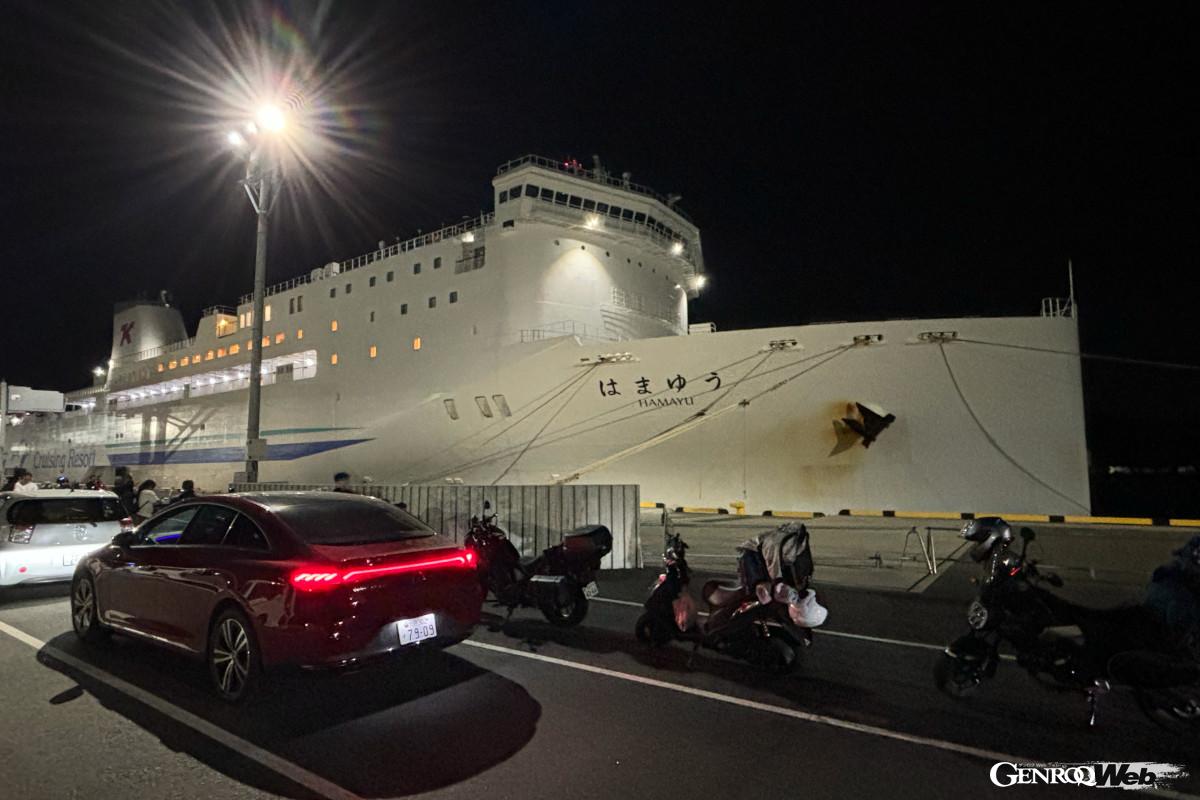 新門司港から横須賀まで運行している東京九州フェリーの「はまゆう」。1万515トンで乗用車を約30台、トラックを約154台搭載できます。