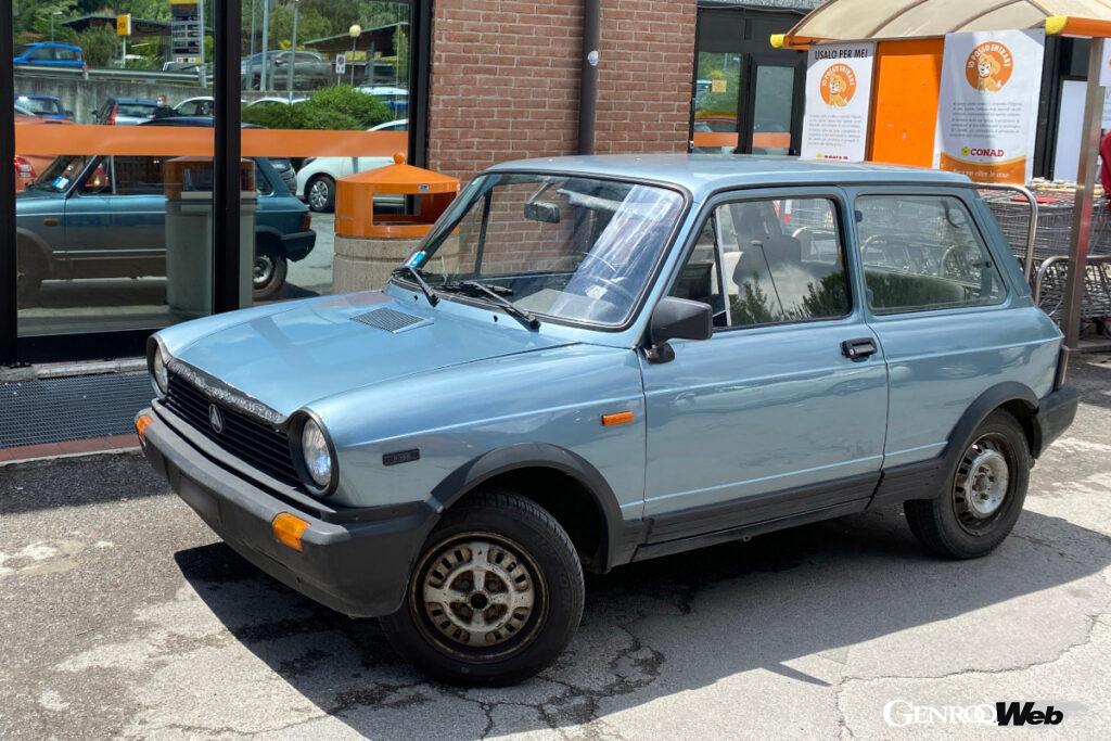 シエナのスーパーマーケット前にたたずむA112。2020年撮影。