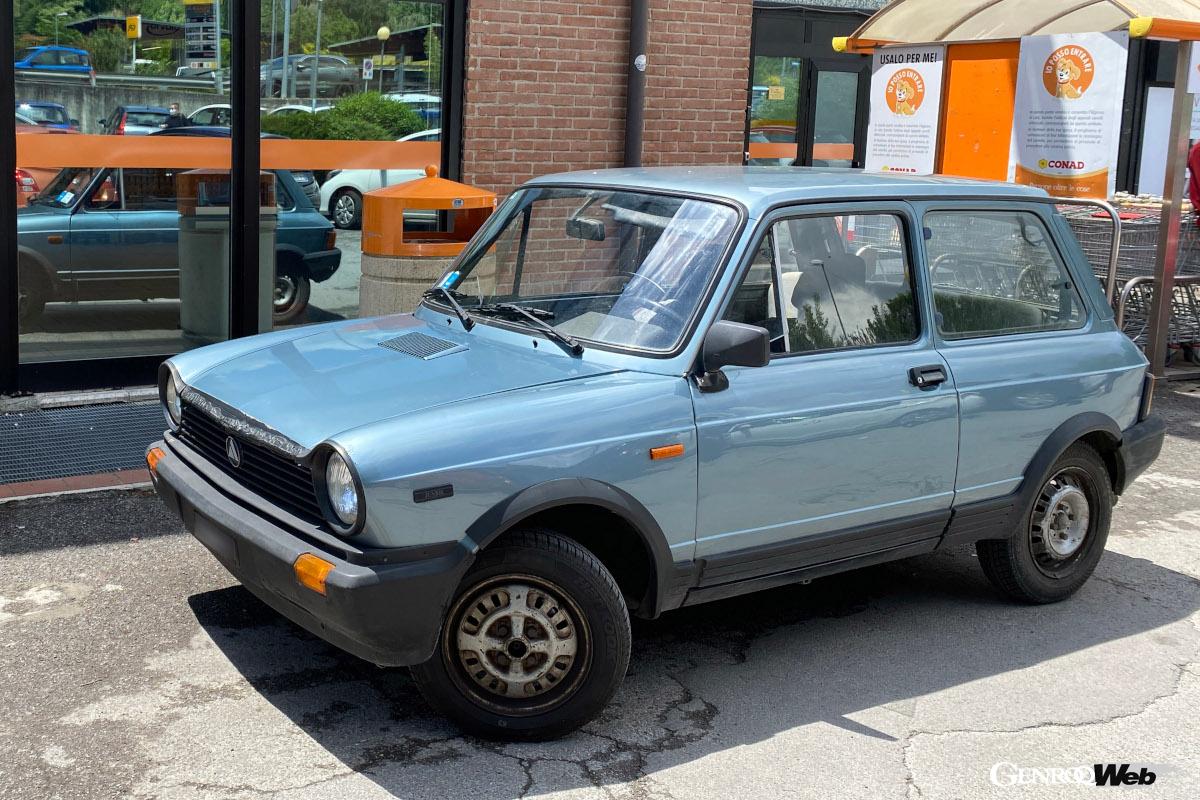 シエナのスーパーマーケット前にたたずむA112。2020年撮影。