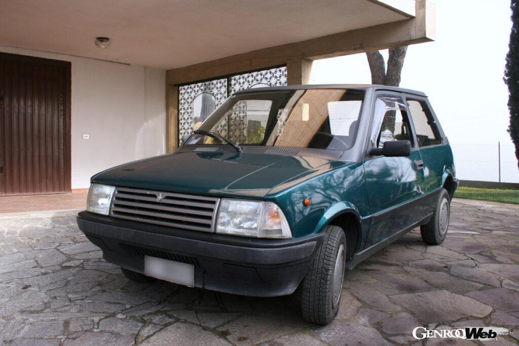 新インノチェンティ・ミニの改良型である「スモール900」。エンジンは「ダイハツ・シャレード」用3気筒が搭載されていた。