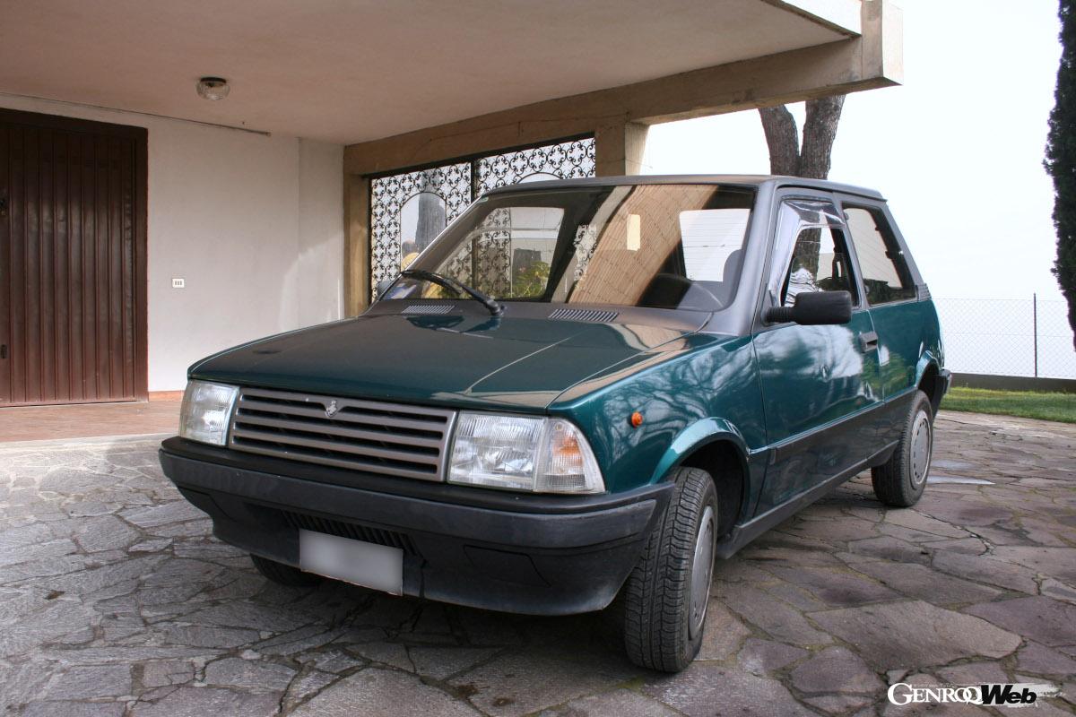 新インノチェンティ・ミニの改良型である「スモール900」。エンジンは「ダイハツ・シャレード」用3気筒が搭載されていた。