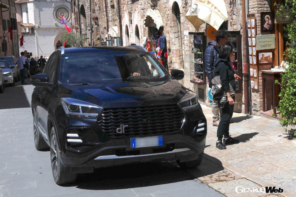 「DRオートモビルズ5.0」。中国・奇瑞汽車からライセンスおよび部品供与を受け、イタリアで組み立てられている。2024年アッシジで撮影。