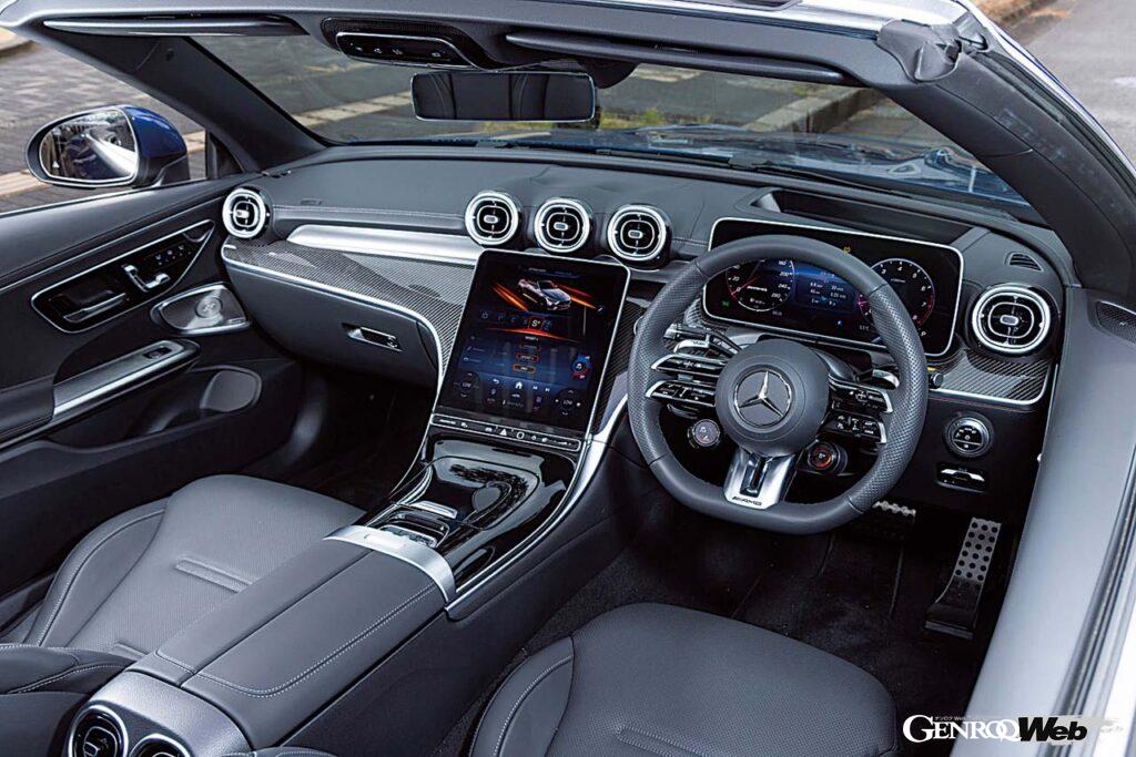 インパネはCクラスに倣うデザイン。トップの開閉はセンターコンソール上のスイッチで行う。4シーター用の大きな幌ながら、60km/h以下なら動作可能。所要時間は約20秒だ。