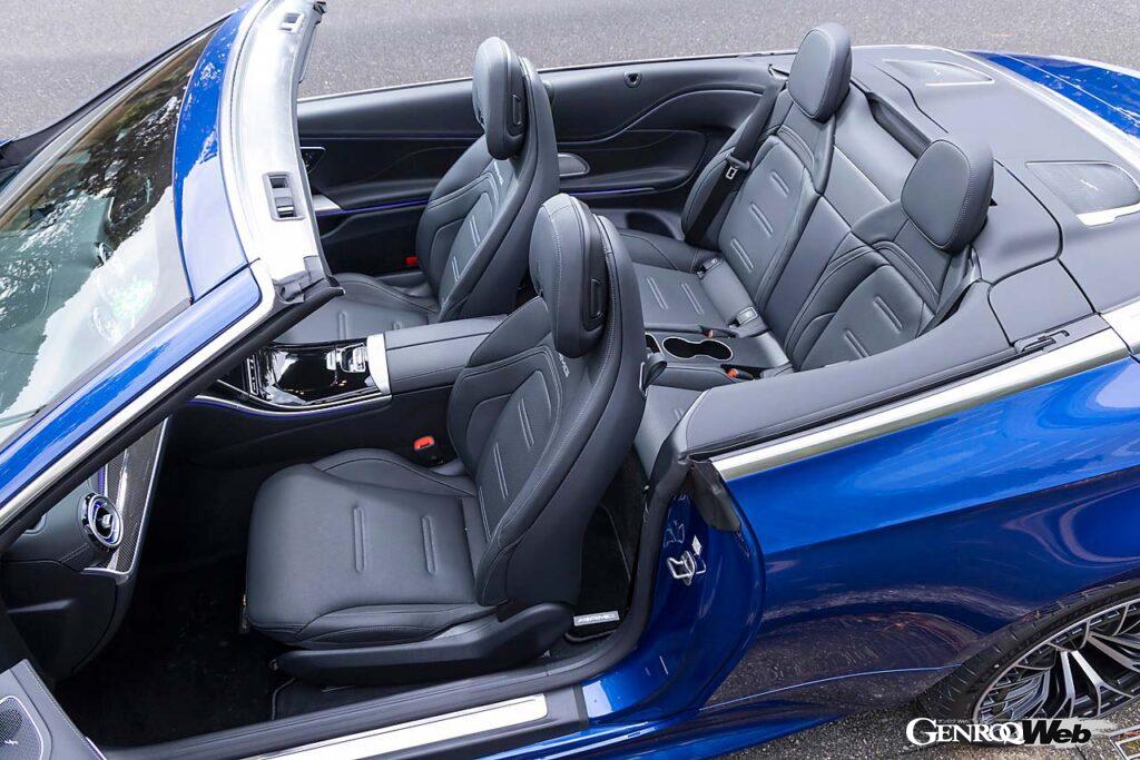 フロントのヘッドレストには温風を出し首元を温めてくれる「エアスカーフ」を搭載。寒空のオープンドライブで威力を発揮する。後席は前後方向の余裕はあるが左右方向がややタイト。長時間乗車は避けたいか。