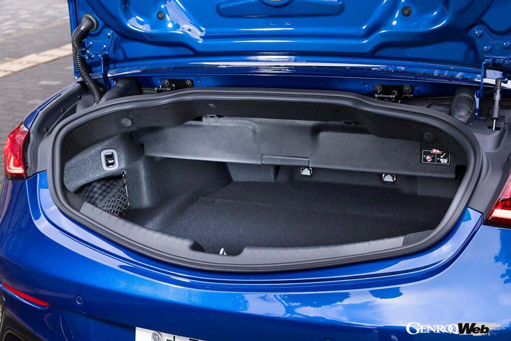 トランクルーム容量は通常時375リットル、オープンにすると幌を収納するスペースにとられるため285リットルに減少。トランクスルー機構も搭載。