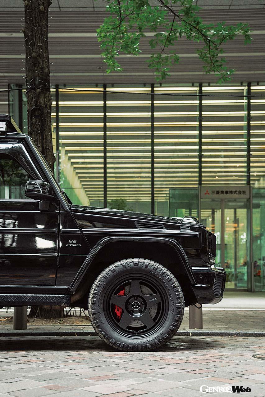 ブラッドレーフォージド匠は日本最高峰の鍛造製法を用いて生産される。リム部は鍛造素材をローラーで引き裂きながら圧延する裂開製法を採用。より薄く靭く鍛え上げられ高強度と軽量化を両立させる。この個体にはボディカラーと調和するマットシャドーブラックが装着される。ほかにマットディープグレイ、マットチタンブロンズがある。骨太スポークの一端には「BRADLEY FORGED」が掘文字加工されている。