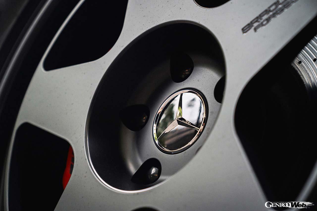 ブラッドレーフォージド匠は日本最高峰の鍛造製法を用いて生産される。リム部は鍛造素材をローラーで引き裂きながら圧延する裂開製法を採用。より薄く靭く鍛え上げられ高強度と軽量化を両立させる。この個体にはボディカラーと調和するマットシャドーブラックが装着される。ほかにマットディープグレイ、マットチタンブロンズがある。骨太スポークの一端には「BRADLEY FORGED」が掘文字加工されている。