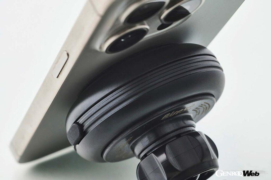 Airputの耐荷重は水平方向で約8kg、垂直方向で約5kgなので、車内のあらゆる揺れに対して、強靭な吸着力を維持してくれる。12.3インチのiPad Proもホールドすることができた。