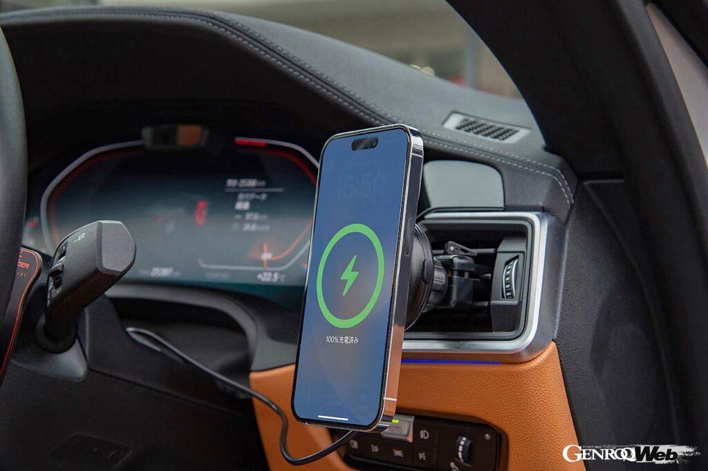 PD3.0に対応したシガーソケットタイプのUSB電源に対応しているのでMAX15Wの電力をスマホにワイヤレス充電してくれる。(iPhoneは7.5Wまでの出力制限有り)。