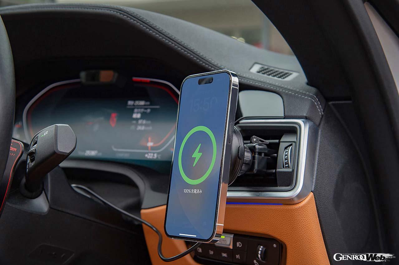 PD3.0に対応したシガーソケットタイプのUSB電源に対応しているのでMAX15Wの電力をスマホにワイヤレス充電してくれる。（iPhoneは7.5Wまでの出力制限有り）。