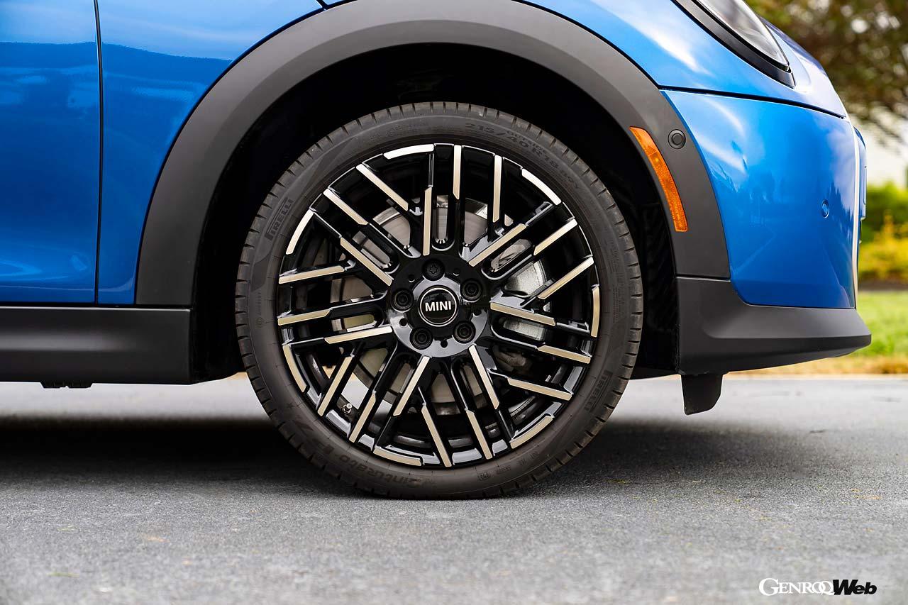 クーパー・コンバーチブルSはグリップバランスに優れたピレリ・シンチュラートP7を履きこなしていた。