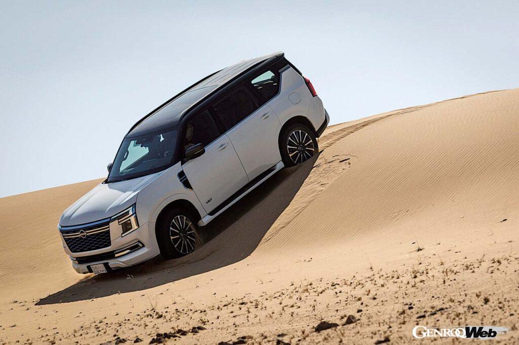 日産初となる「4WDトランスファー モード インターロック システム」を搭載。これは走行モード「標準」「砂」「岩」「泥」「エコ」「スポーツ」の中から、最適なモードを自動的に選ぶ機能だ。