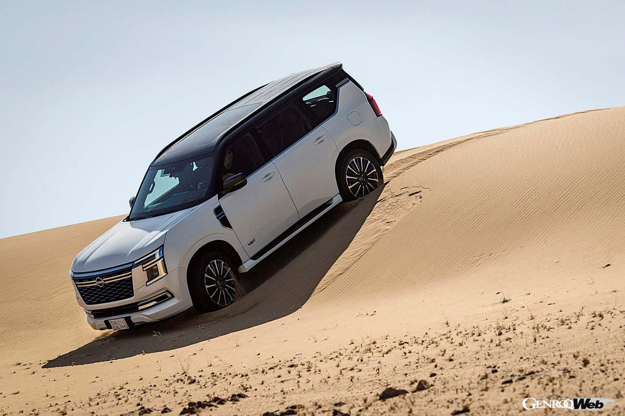 日産初となる「4WDトランスファー モード インターロック システム」を搭載。これは走行モード「標準」「砂」「岩」「泥」「エコ」「スポーツ」の中から、最適なモードを自動的に選ぶ機能だ。