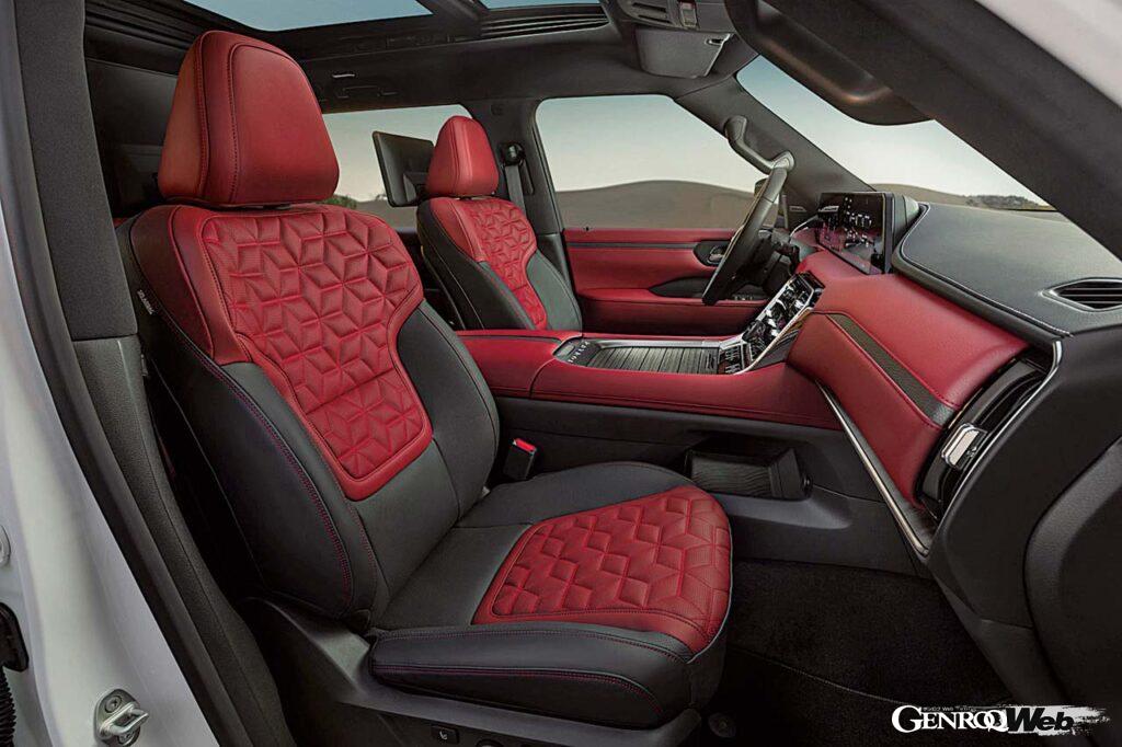 シート配列は2-3-3の8人乗り。巨大なボディサイズを活かし、3列目も大人の着座にきちんと耐え得るスペースを持つ。ステッチパターンは日本の組子細工がモチーフとか。