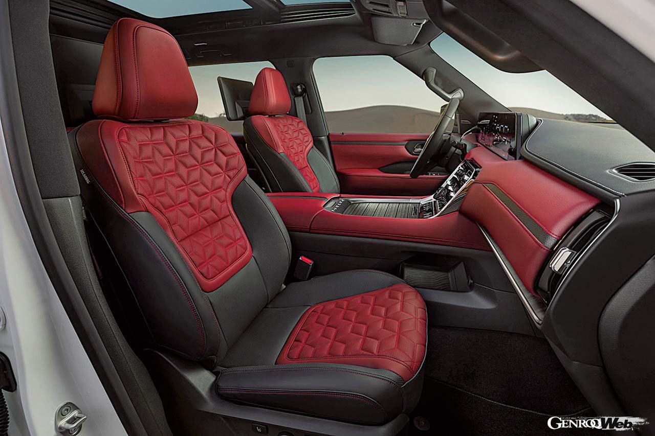 シート配列は2-3-3の8人乗り。巨大なボディサイズを活かし、3列目も大人の着座にきちんと耐え得るスペースを持つ。ステッチパターンは日本の組子細工がモチーフとか。