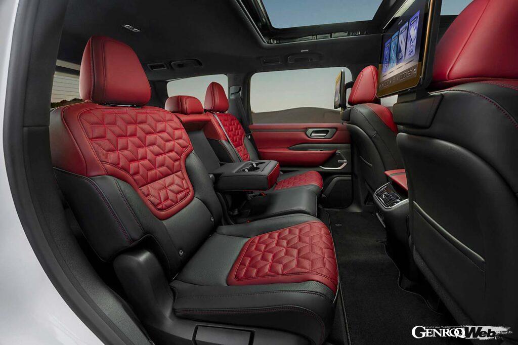 シート配列は2-3-3の8人乗り。巨大なボディサイズを活かし、3列目も大人の着座にきちんと耐え得るスペースを持つ。ステッチパターンは日本の組子細工がモチーフとか。