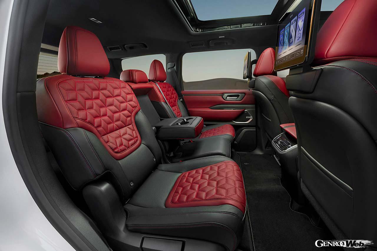 シート配列は2-3-3の8人乗り。巨大なボディサイズを活かし、3列目も大人の着座にきちんと耐え得るスペースを持つ。ステッチパターンは日本の組子細工がモチーフとか。