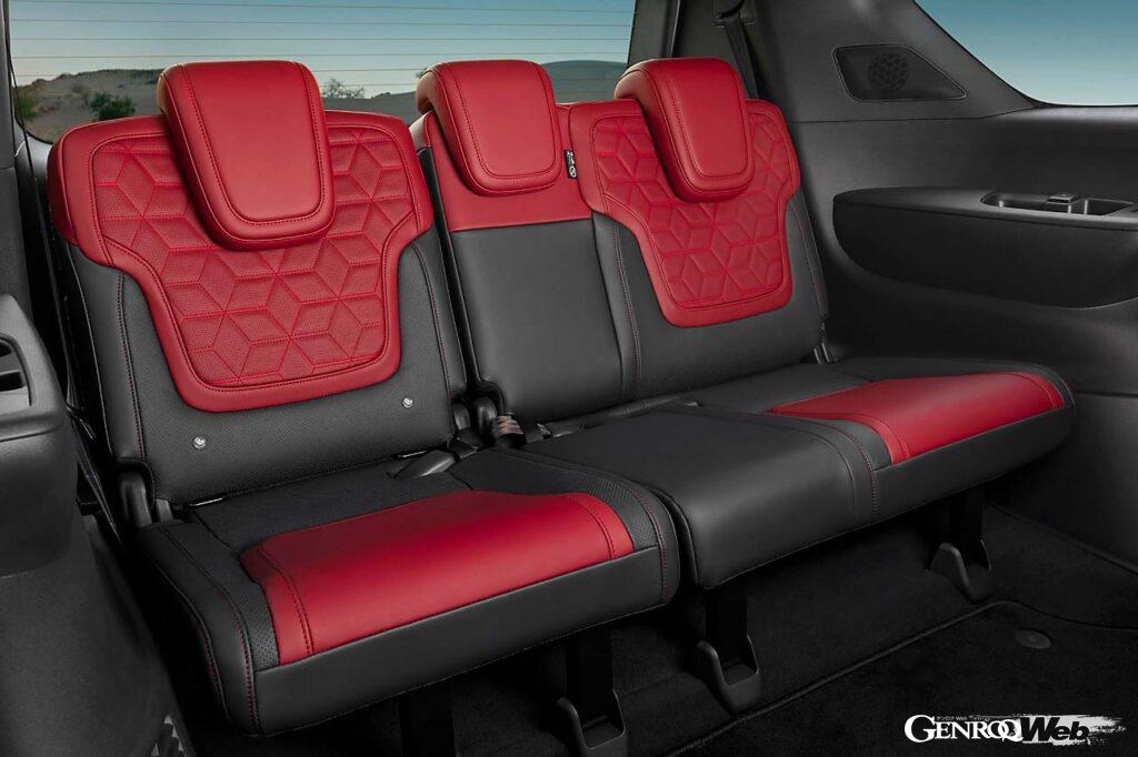 シート配列は2-3-3の8人乗り。巨大なボディサイズを活かし、3列目も大人の着座にきちんと耐え得るスペースを持つ。ステッチパターンは日本の組子細工がモチーフとか。