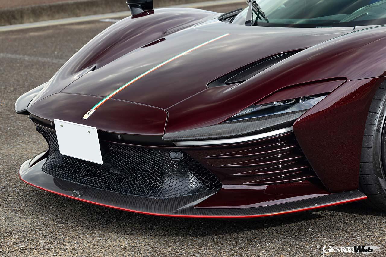 シャシーとボディシェルはカーボンコンポジット製でF1からのテクノロジーをフィードバックしている。そのデザインの美しさにはため息がでるほどだ。