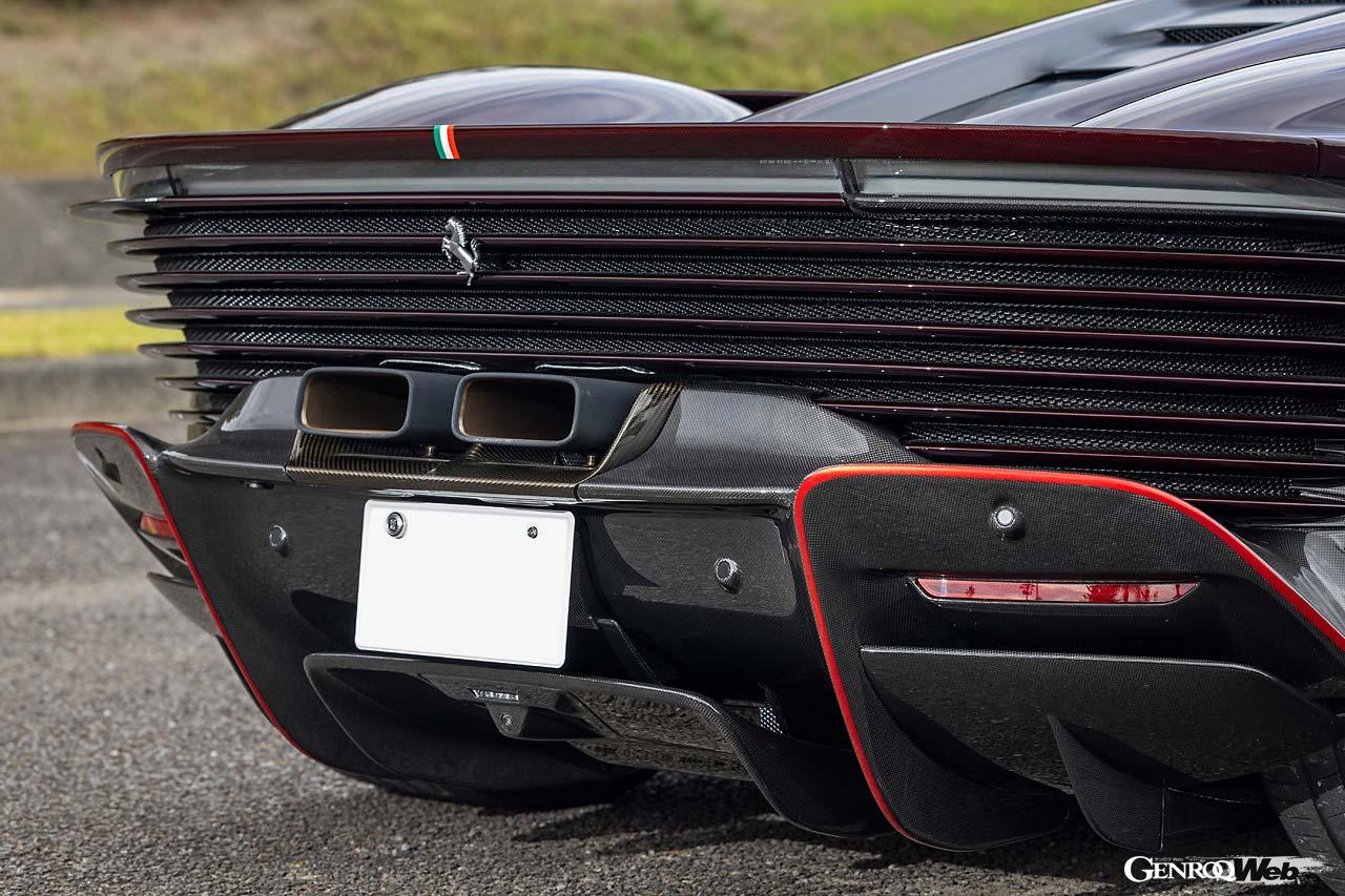 シャシーとボディシェルはカーボンコンポジット製でF1からのテクノロジーをフィードバックしている。そのデザインの美しさにはため息がでるほどだ。