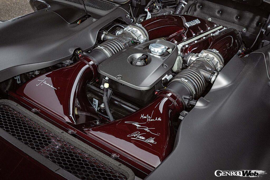 812コンペティツィオーネにも搭載される最高出力840PSのF140HCエンジンを積む。インテークにはマンゾーニのサインが！