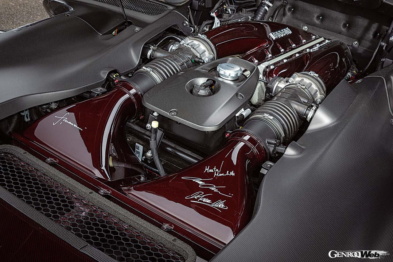 812コンペティツィオーネにも搭載される最高出力840PSのF140HCエンジンを積む。インテークにはマンゾーニのサインが！