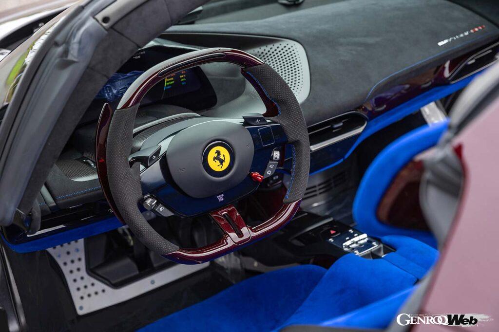 330 P3/4や312Pにインスピレーションを受けてるというインパネデザイン。シャシーと一体化されたシートを採用するため、ドラポジの調整はペダルボックス側で調整する。