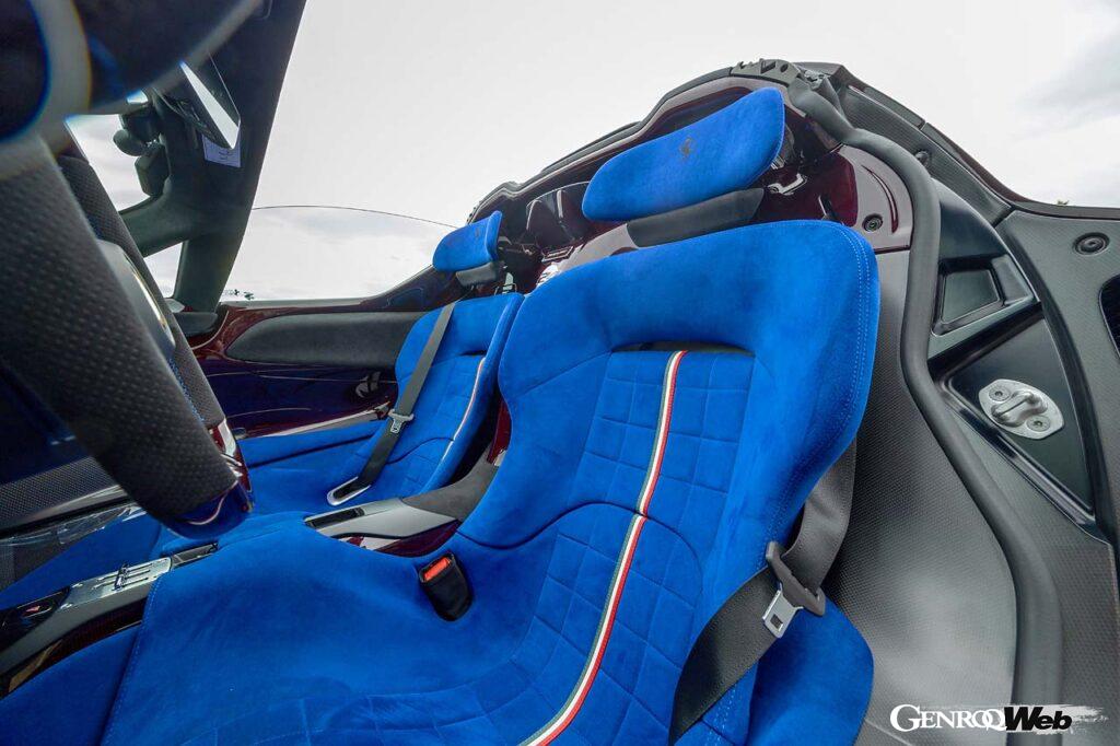 330 P3/4や312Pにインスピレーションを受けてるというインパネデザイン。シャシーと一体化されたシートを採用するため、ドラポジの調整はペダルボックス側で調整する。