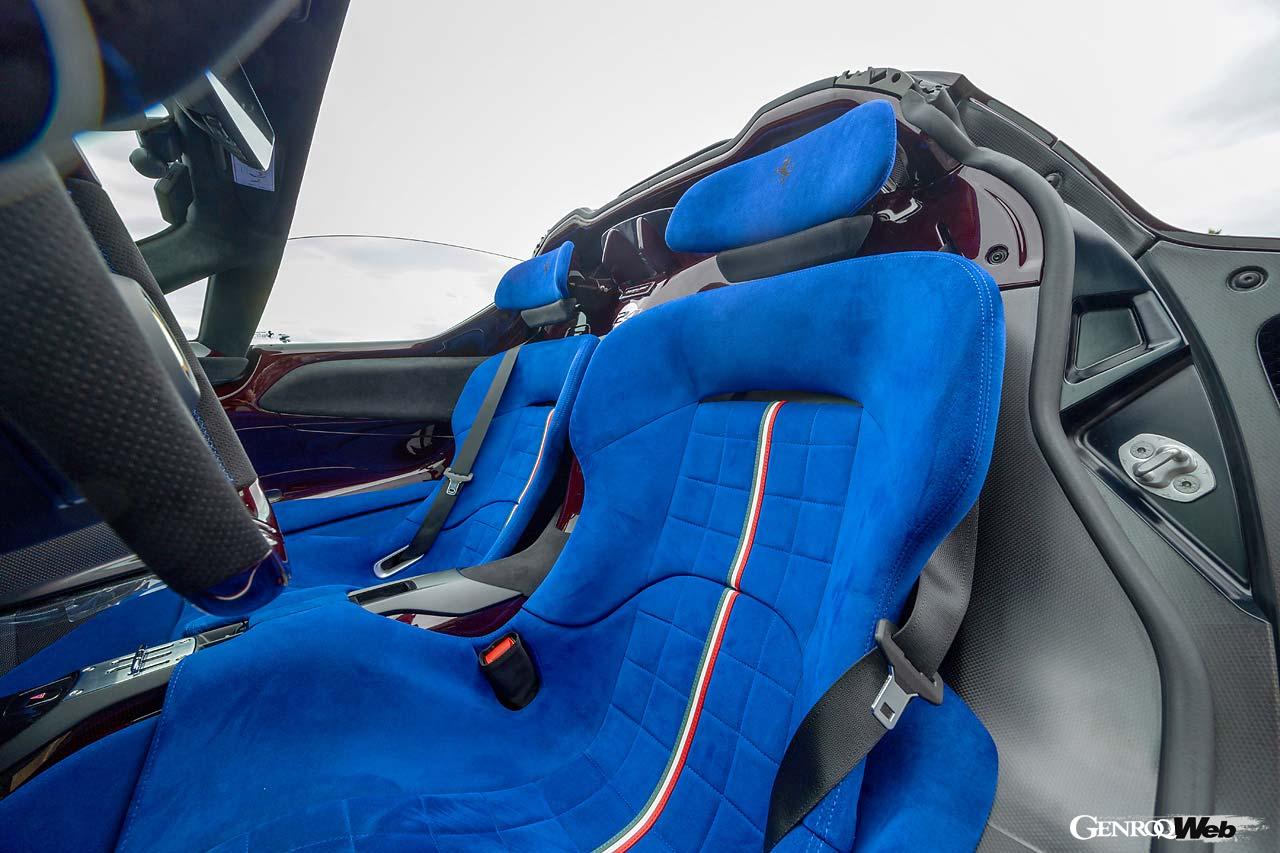 330 P3/4や312Pにインスピレーションを受けてるというインパネデザイン。シャシーと一体化されたシートを採用するため、ドラポジの調整はペダルボックス側で調整する。