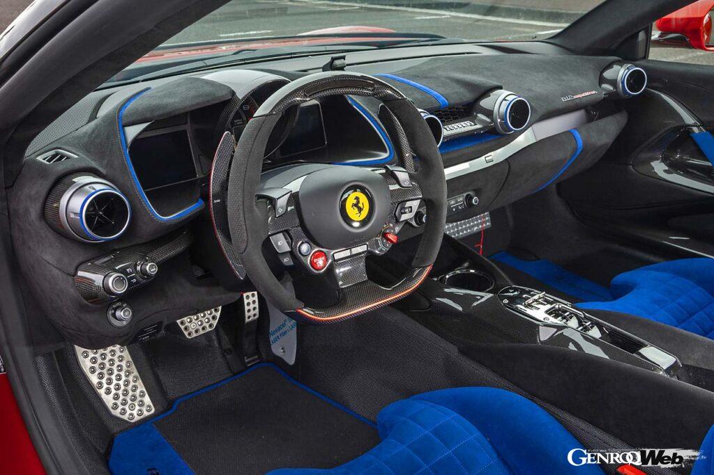 812スーパーファストの影響を感じさせるスポーティなインパネデザイン。ドアパネルは再設計されたことで軽量化されている。