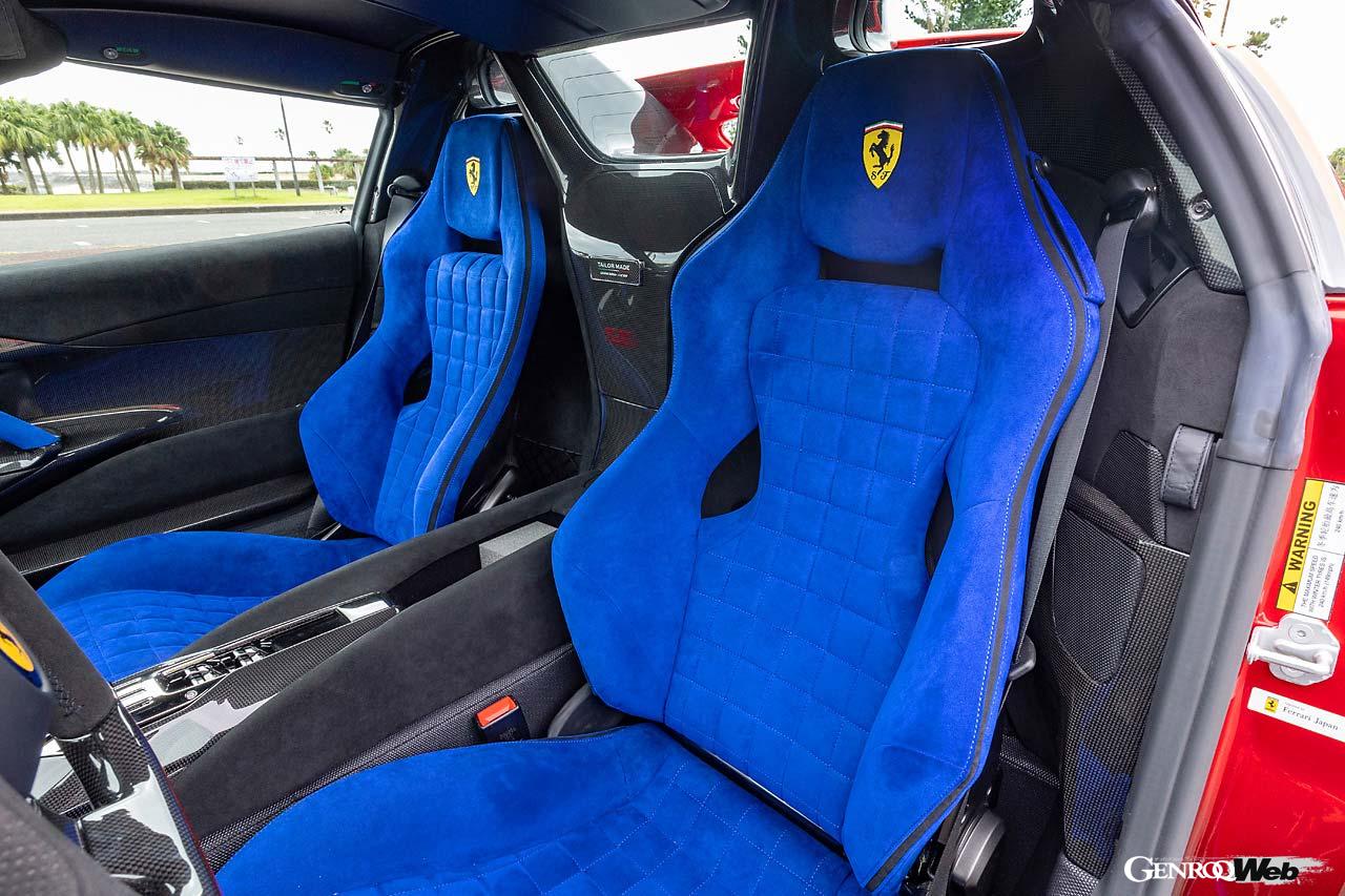 812スーパーファストの影響を感じさせるスポーティなインパネデザイン。ドアパネルは再設計されたことで軽量化されている。