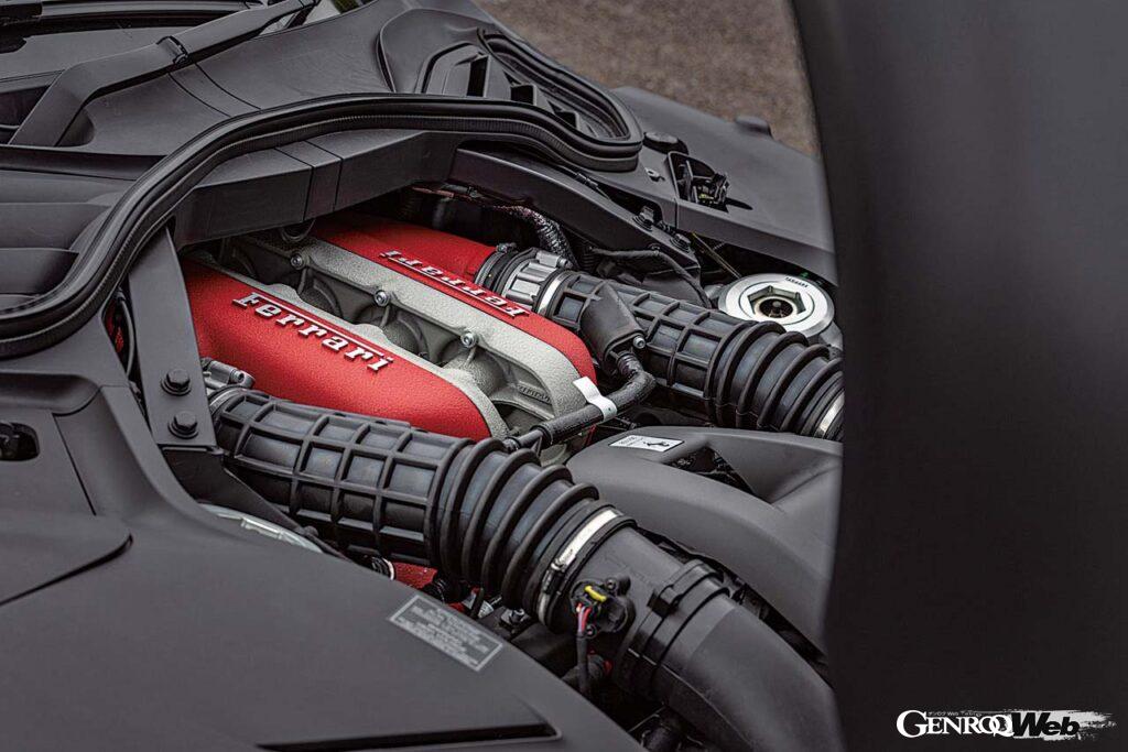 低回転からトルキーな特性を生み出すセッティングが施されたF140IA型V型12気筒エンジン。7750rpmで最高出力725PSを叩き出す。