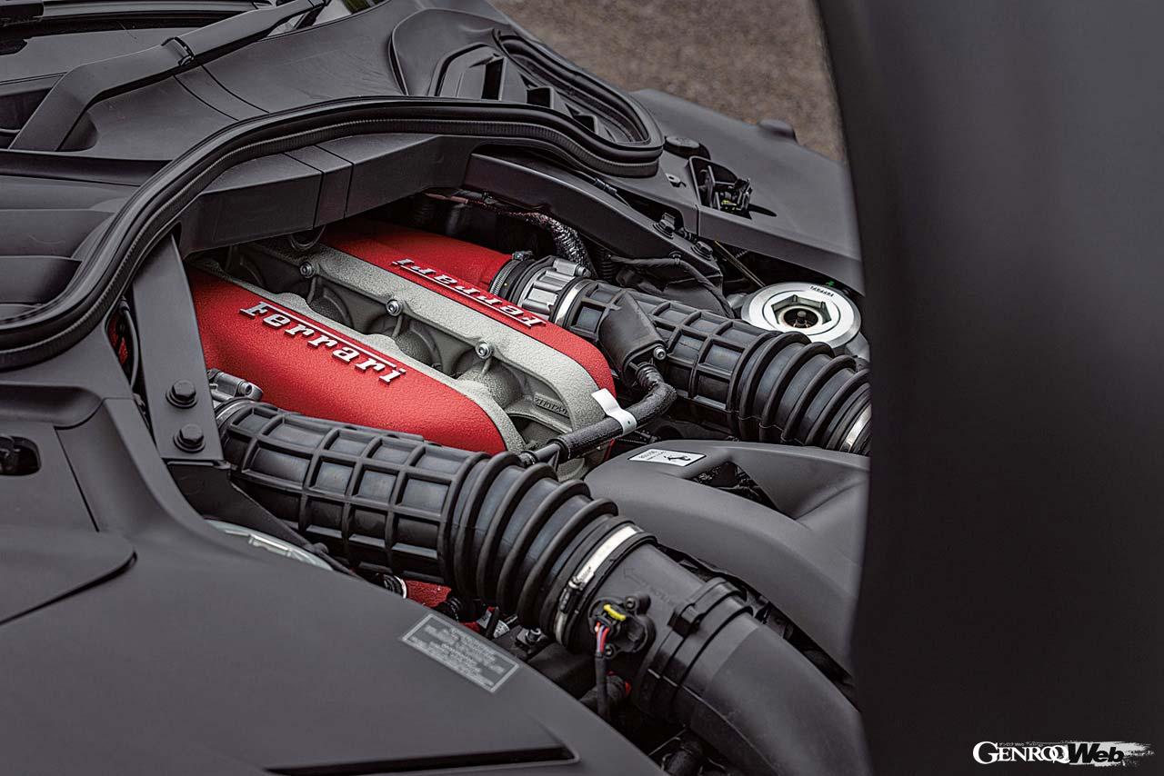 低回転からトルキーな特性を生み出すセッティングが施されたF140IA型V型12気筒エンジン。7750rpmで最高出力725PSを叩き出す。