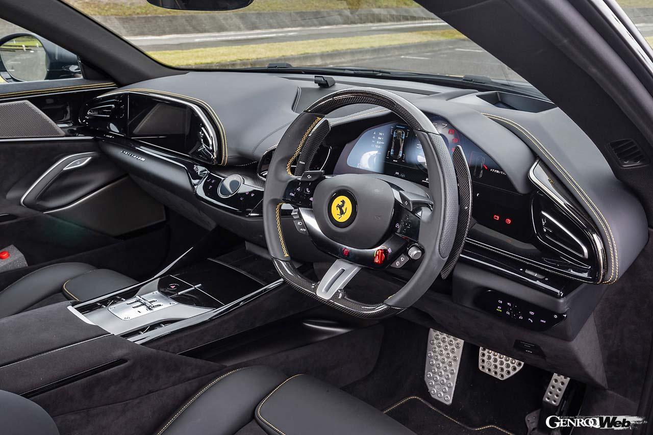 最新フェラーリらしくモダンなコクピットデザインを採用。10.2インチの前席パッセンジャーディスプレイも遊び心に富んでいる。
