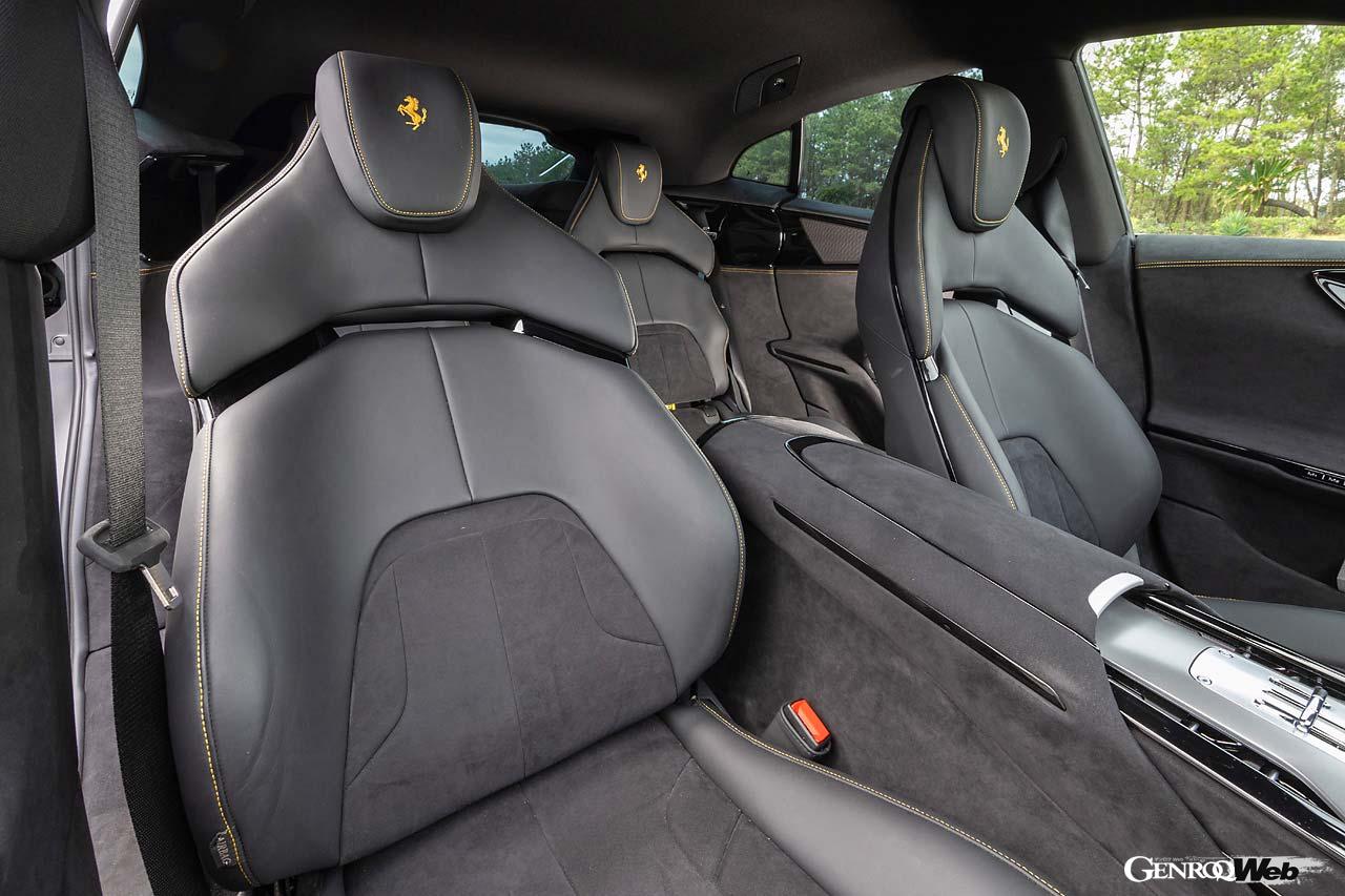 最新フェラーリらしくモダンなコクピットデザインを採用。10.2インチの前席パッセンジャーディスプレイも遊び心に富んでいる。