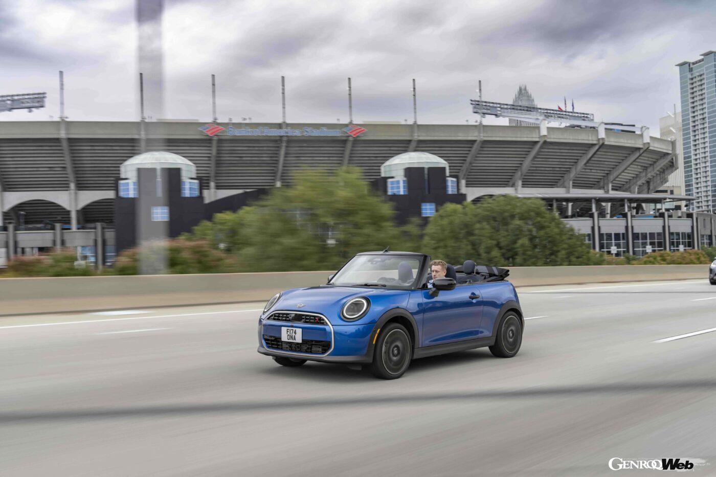 MINIクーパー・コンバーチブルは電動ソフトトップを採用する。30km/h以内なら走行中でも開閉可能だ。