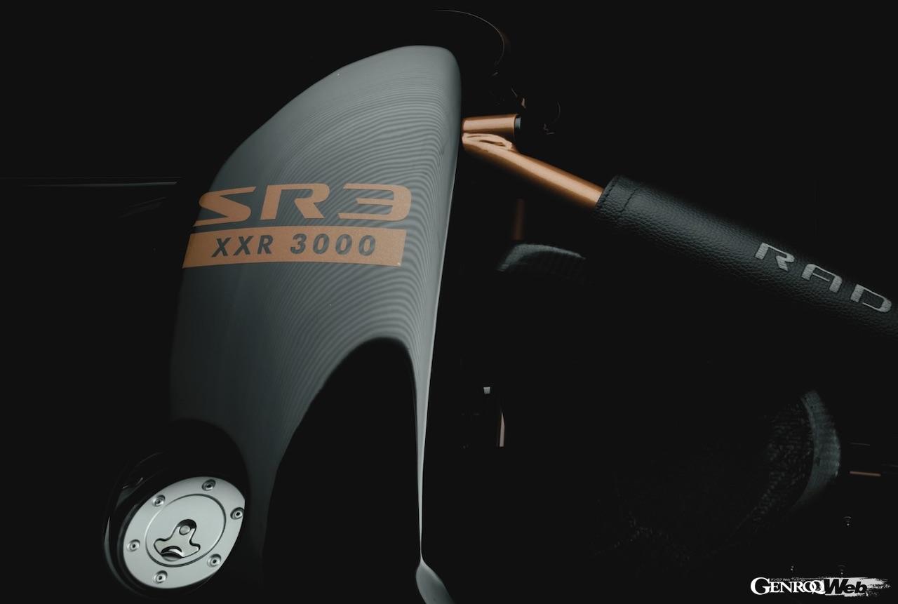 ラディカルのヘリテージをイメージし、ブロンズカラーが施された3000台目の記念車両「SR3 SR3 XXR」。