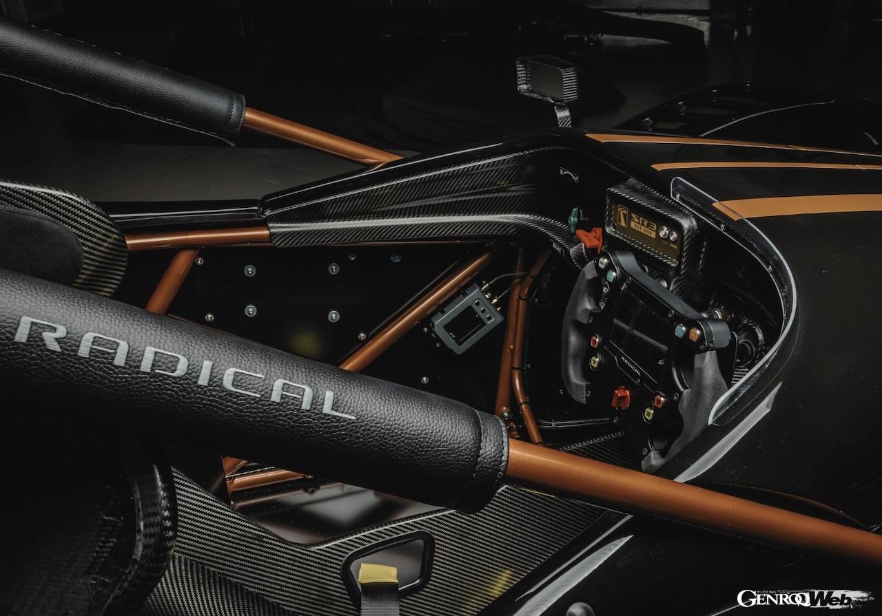 ラディカルのヘリテージをイメージし、ブロンズカラーが施された3000台目の記念車両「SR3 SR3 XXR」。