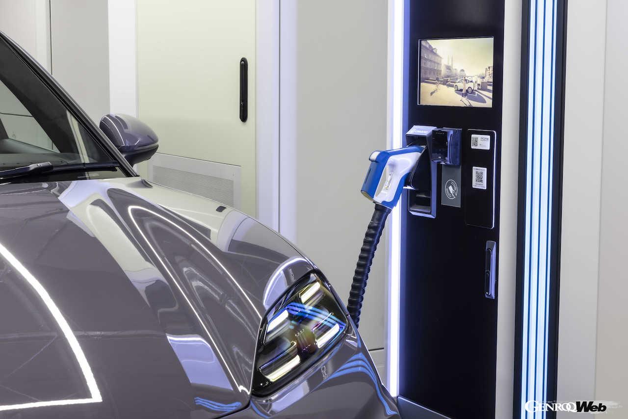 「ポルシェ ターボチャージングステーション」は、「プレミアム チャージング アライアンス」加盟のアウディやフォルクスワーゲンのBEVオーナーだけでなく、その他のブランドの車両も利用可能となっている。